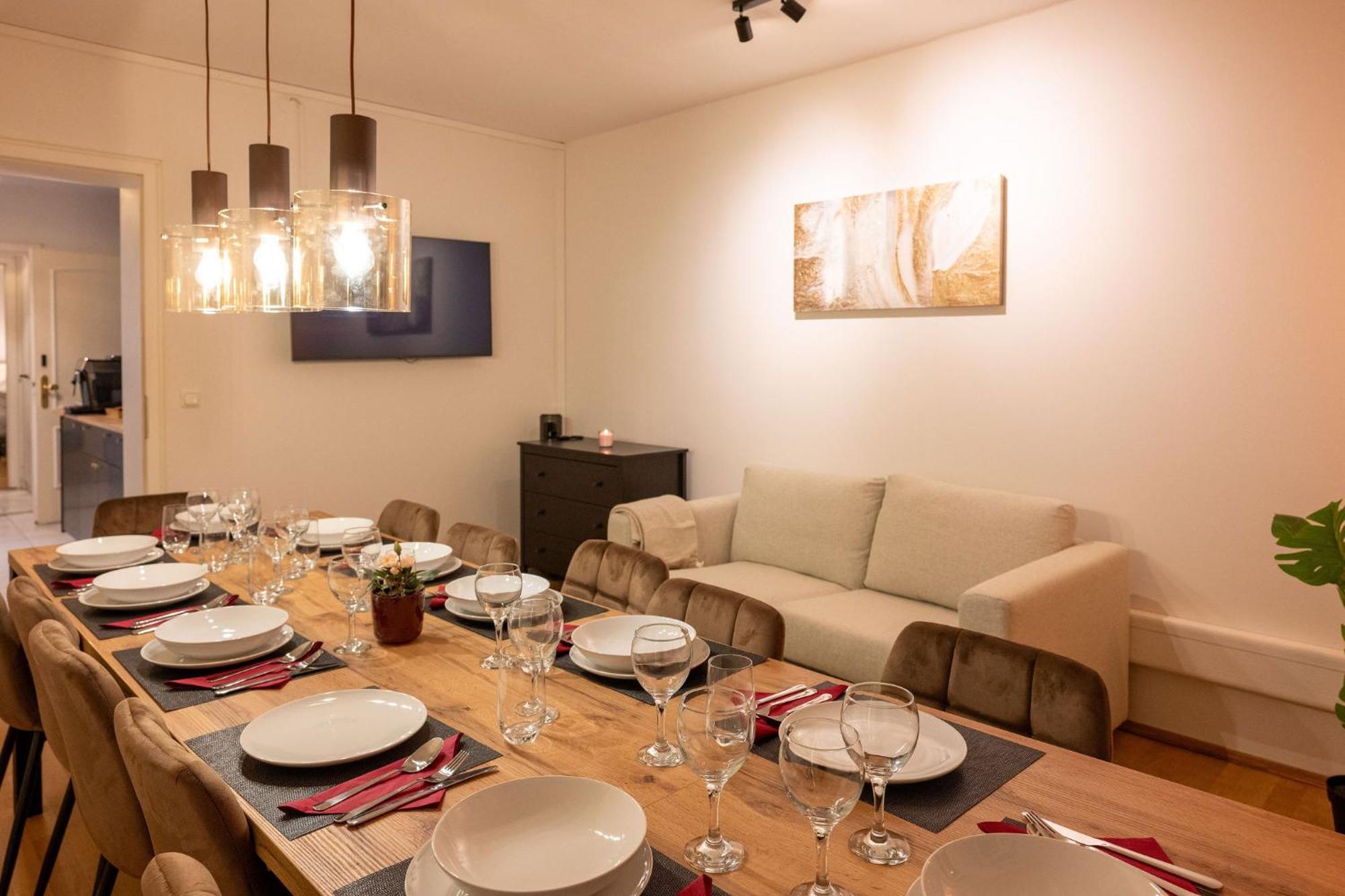 Large 110 Qm In Very Cetral Location 1 To 12 Guests